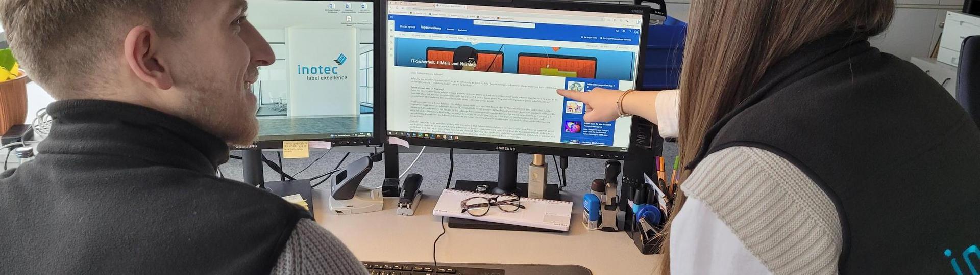 Personen im Büro, die am PC arbeiten