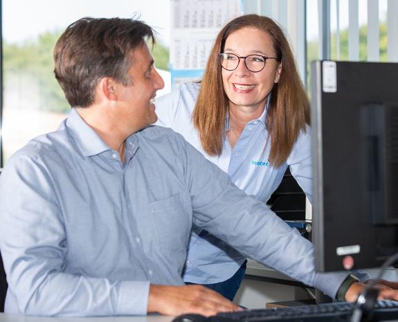 Personen im Büro, die am PC arbeiten