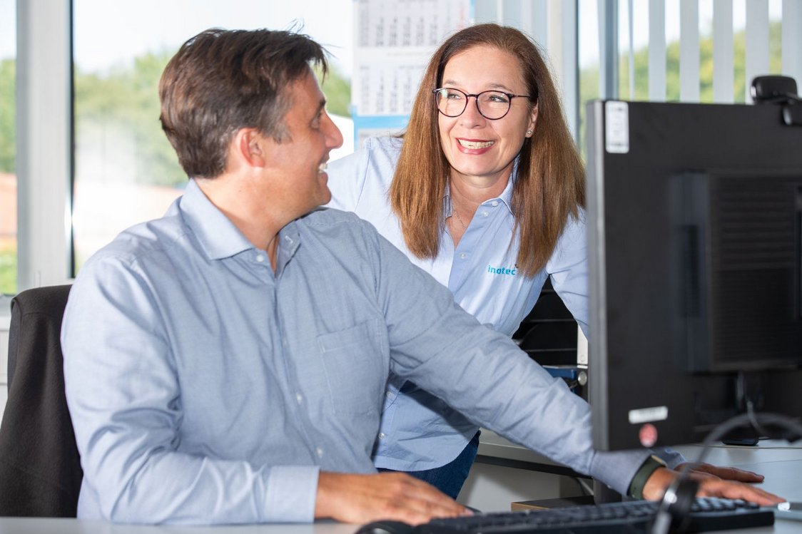 Personen im Büro, die am PC arbeiten