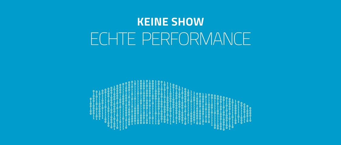 Reichweitenstarkes RFID auf Metall visualisiert durch Binärcode-Auto und Slogan 'Keine Show – Echte Performance'